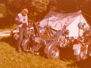 Enger'n studerer en trike p Vikings Hoj Rally 1978