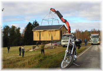 L�ftet er i gang. Helge er dessuten p� vei for � vinterlagre chopperen. Han tar f�lge med det gamle klubbhuset den siste delen av veien.