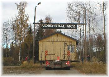 Med n�d og neppe og minst mulige margin kom vi inn mellom portstolpene p� skytterhuset