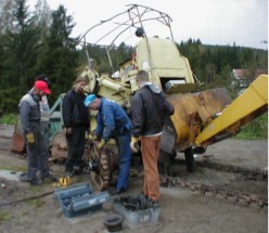 �n som jobber og tre som ser p�... (not�r BM 430 med overanstrengt lesseapparat i h�yre billedkant).